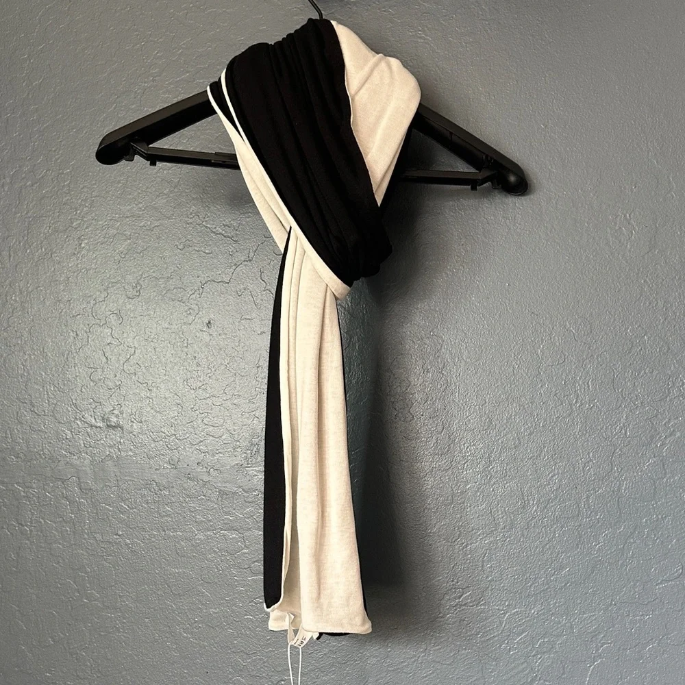 LA RELAXED Black and White Scarf super soft